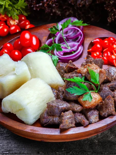 carne cozida com mandioca